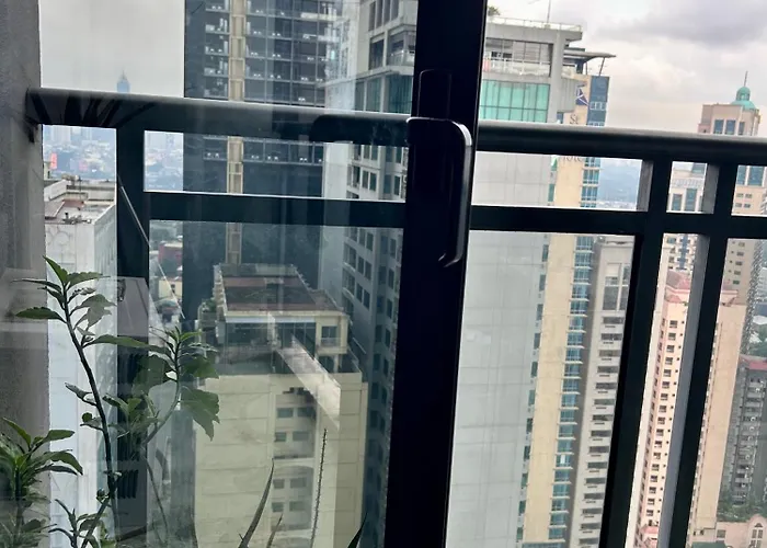 With View, Balcony, Gym, Fast Wifi, Netflix Appartement Manille